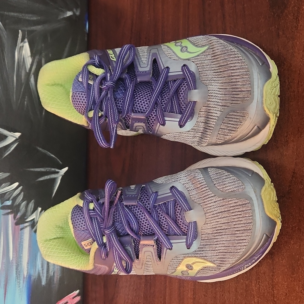 Saucony ISO Everun tennis shoes